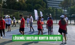 Lösemili dostlar kortta buluştu