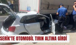 Serik'te otomobil tırın altına girdi