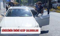 Kırmızı ışıkta bekleyen sürücünün önünü kesip saldırdılar!