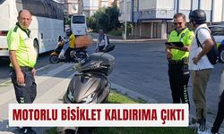 Motorlu bisiklet kaldırıma çıktı