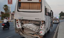 Kırmızı ışıkta midibüse çarptı