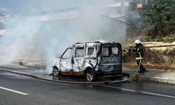 Alanya'da seyir halindeki araç yandı