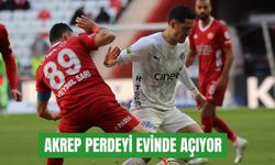 Akrep perdeyi evinde açıyor