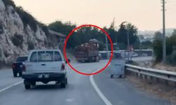 Finike’de tomruk yüklü TIR refüje devrildi