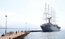 Yelkenli dev gemiden Alanya’ya turist akını
