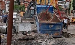 Beton zemin çöktü, hafriyat kamyonu içine düştü