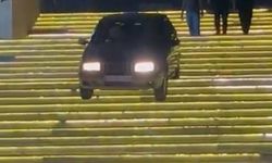 Bir sürücü otomobiliyle AVM merdivenlerden inmeye çalıştı