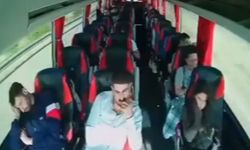 Yolcu otobüsü ile kamyonetin kaza anı kamerada