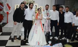 Damadın arkadaşlarından geline ağırlığınca para