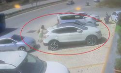 Park halinde hareket eden aracı tek eliyle durduran kadın faciayı önledi