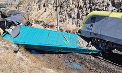 İki yük treni kafa kafaya çarpıştı: 1 yaralı