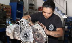 Çırak bulamayan eşine destek için başladı, motor ustası oldu