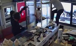Silahla kuyumcu soymaya gelen 3 acemi hırsızın ellerinin boş döndükleri anlar kamerada