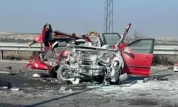 Otomobil, TIR'a arkadan çarptı: 2 ölü, 3 yaralı