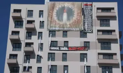 İnşa ettikleri binalara, Kartalkaya'daki yangın faciasında ölenler için 78 çarşaf astı