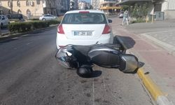Virajı alamayan motosiklet otomobile çarptı
