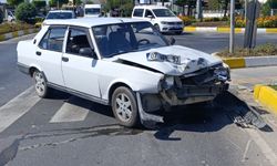 Otomobille motosiklet çarpıştı
