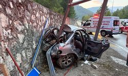 Ağlasun’da otomobil levhaya çarptı: 3 yaralı