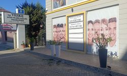 Gözüne kestirdiği saksıdaki çiçeği sökerek götürdü