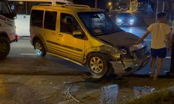 Otomobille hafif ticari araç çarpıştı: 2 yaralı
