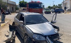Otomobil trafoya ve otobüs durağına çarptı