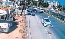 Baba-oğul yolun karşısına geçerken otomobil çarptı