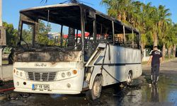 Antalya'da park halindeki midibüs alev alev yandı