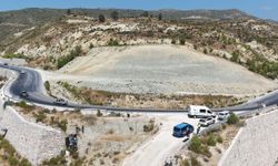 Manavgat'ta otomobil şarampole devrildi