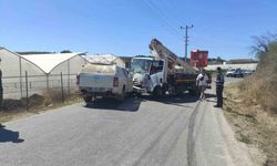 Manavgat'ta lamyonla otomobil kafa kafaya çarpıştı