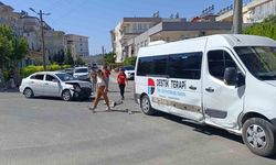 Manavgat’ta okul servisi ile otomobil çarpıştı