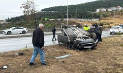 Yağış kazayı beraberinde getirdi: Otomobil direğe çarpıp ters döndü