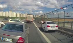 Aracını durdurup tellerde kalan kediye koştu, emniyet şeridinden gelen araç çarptı