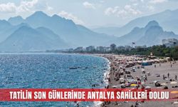 Tatilin son günlerinde Antalya sahilleri doldu