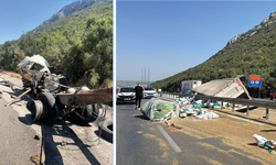 Antalya'da devrilen TIR ikiye ayrıldı