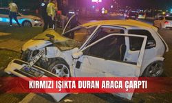 Kırmızı ışıkta duran araca çarptı