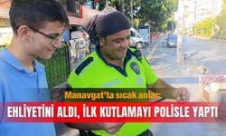 Manavgat’ta sıcak anlar: Ehliyetini aldı, ilk kutlamayı polisle yaptı
