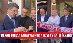 Bakan Tunç’a Antalyaspor atkısı ve tatlı ikramı