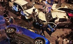 Zincirleme kaza: 3 araç birbirine girdi, ortalık savaş alanına döndü