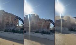 İş makinası, üzerine doğru yıkılan 6 katlı binanın altında kalmaktan saniyelerle kurtuldu