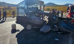 Tarım işçilerini taşıyan midibüs otomobille çarpıştı: 3 ölü, 12 yaralı