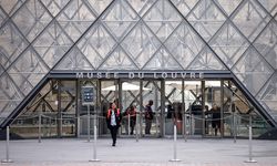 Louvre Müzesi soygundan 3 gün sonra yeniden ziyarete açıldı