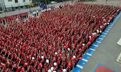 Antalya’da Mecdude Başakıncı Ortaokulu’ndan 1500 öğrencilik dev Cumhuriyet korosu!