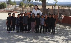 Öğretmen, çocuklara eşekle okuma yazmayı sevdirdi