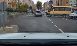 Kırmızı ışıkta geçen sürücü kazaya neden oldu: O anlar kamerada