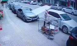 Lodosta üzerine uçan çatıdan son bir hamle ile kurtulan kadın facianın eşiğinden döndü