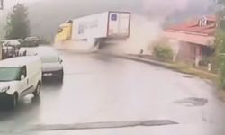 Yoldan çıkarak devrilen tırın kaza anları kameraya yansıdı
