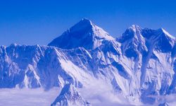 Everest’te kurtarılmayı bekleyen 200 dağcı tahliye edildi