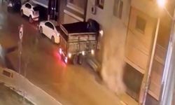 Freni boşalan kamyon duvarı yıkıp eve girdi