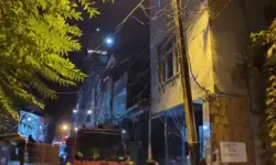 Binanın çatısı alev alev yandı!
