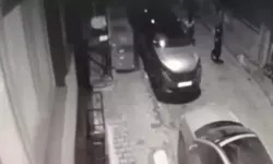 Araçların aynalarını yumrukla kırdı!